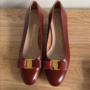 Salvatore Ferragamo Vara Embossed Brown Pumps Heels Bow & Gold Accent Size 8.5B